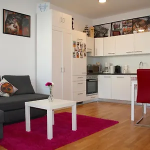 Trendy Danube - Close To Un Apartment Wien