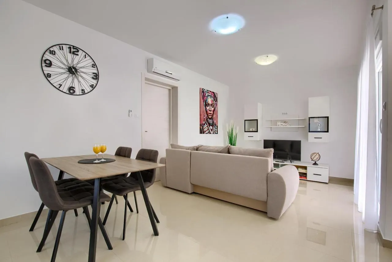 Lamalu Ližnjan Apartment